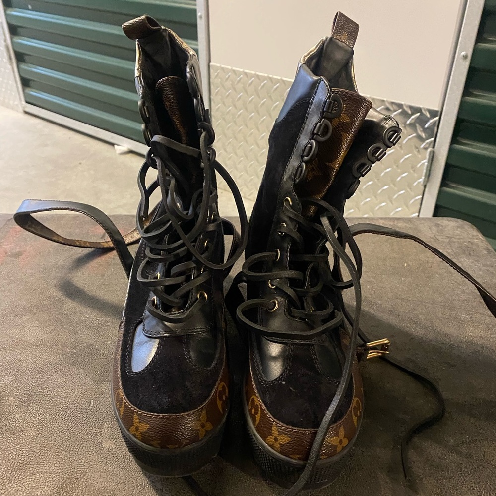 Louis Vuitton Laureate platform desert boot
